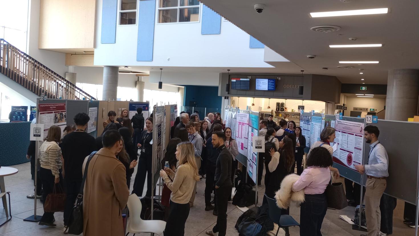 Personnes discutant devant des affiches lors de la journée de la recherche