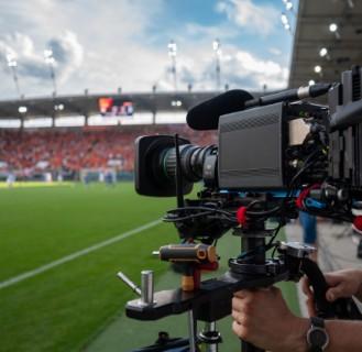 grand match de football filmé par une caméra professionnelle