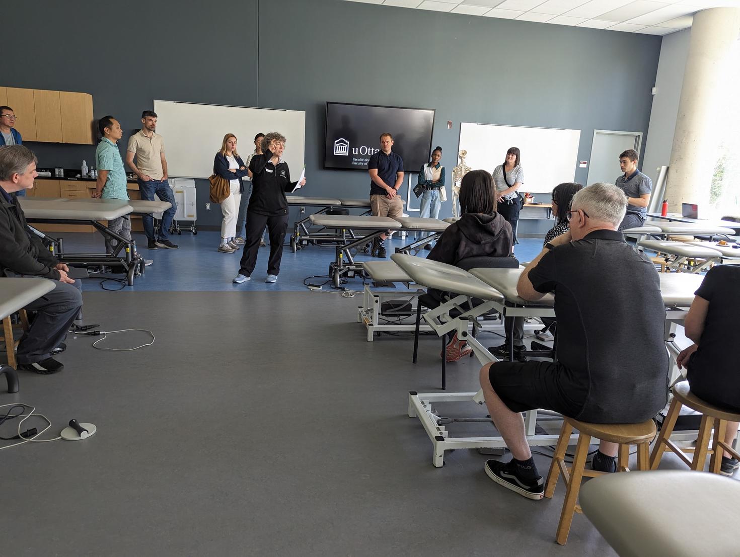 Des invitées et invités lors de la visite du laboratoire de physiothérapie