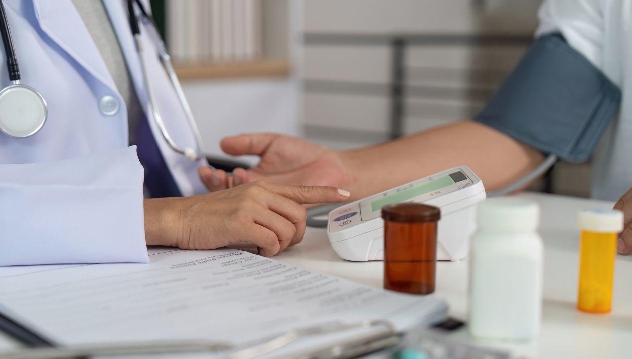 Un médecin prenant la tension artérielle d'un patient.
