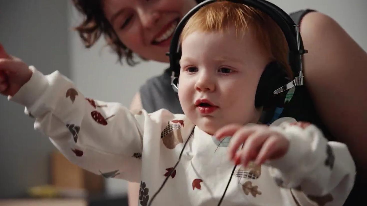 Un enfant passe un test auditif