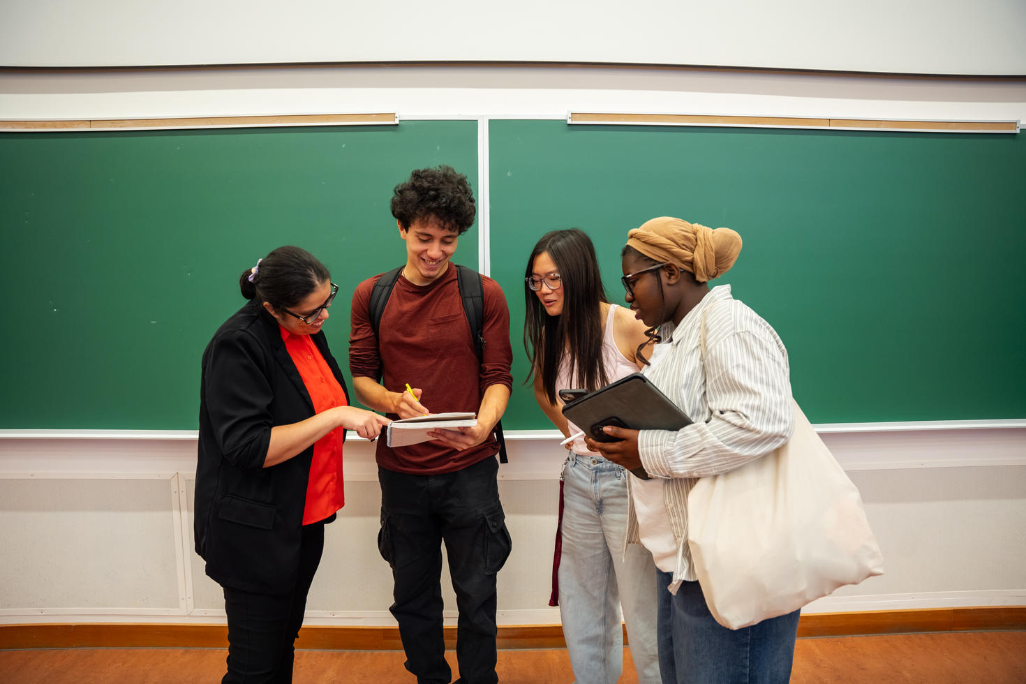 Étudiantes discutant avec leur professeur