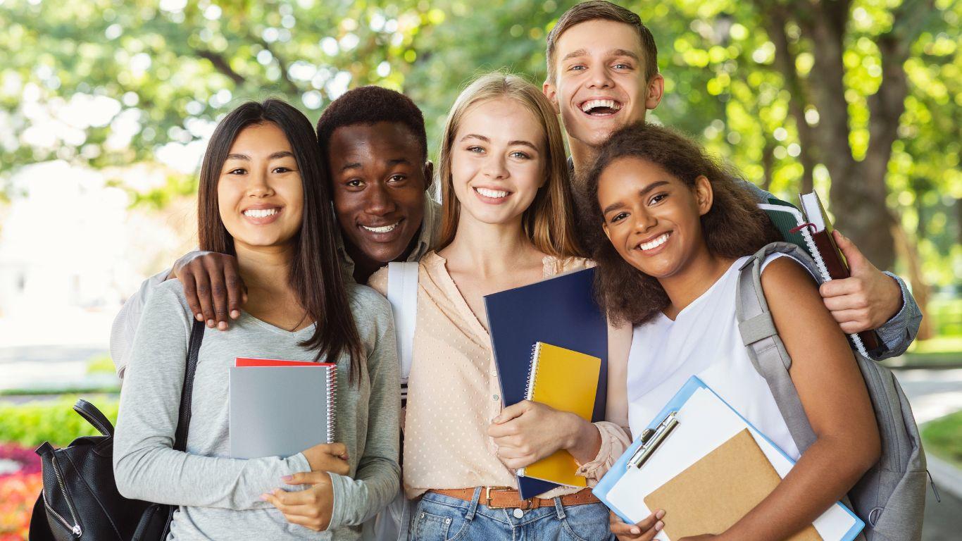 Groupe d'étudiants prendd un photo