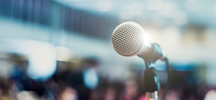 Microphone devant une foule