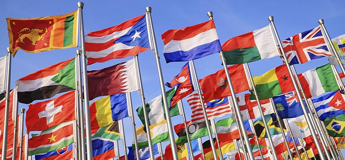 Plusieurs drapeaux de plusieurs pays différents.