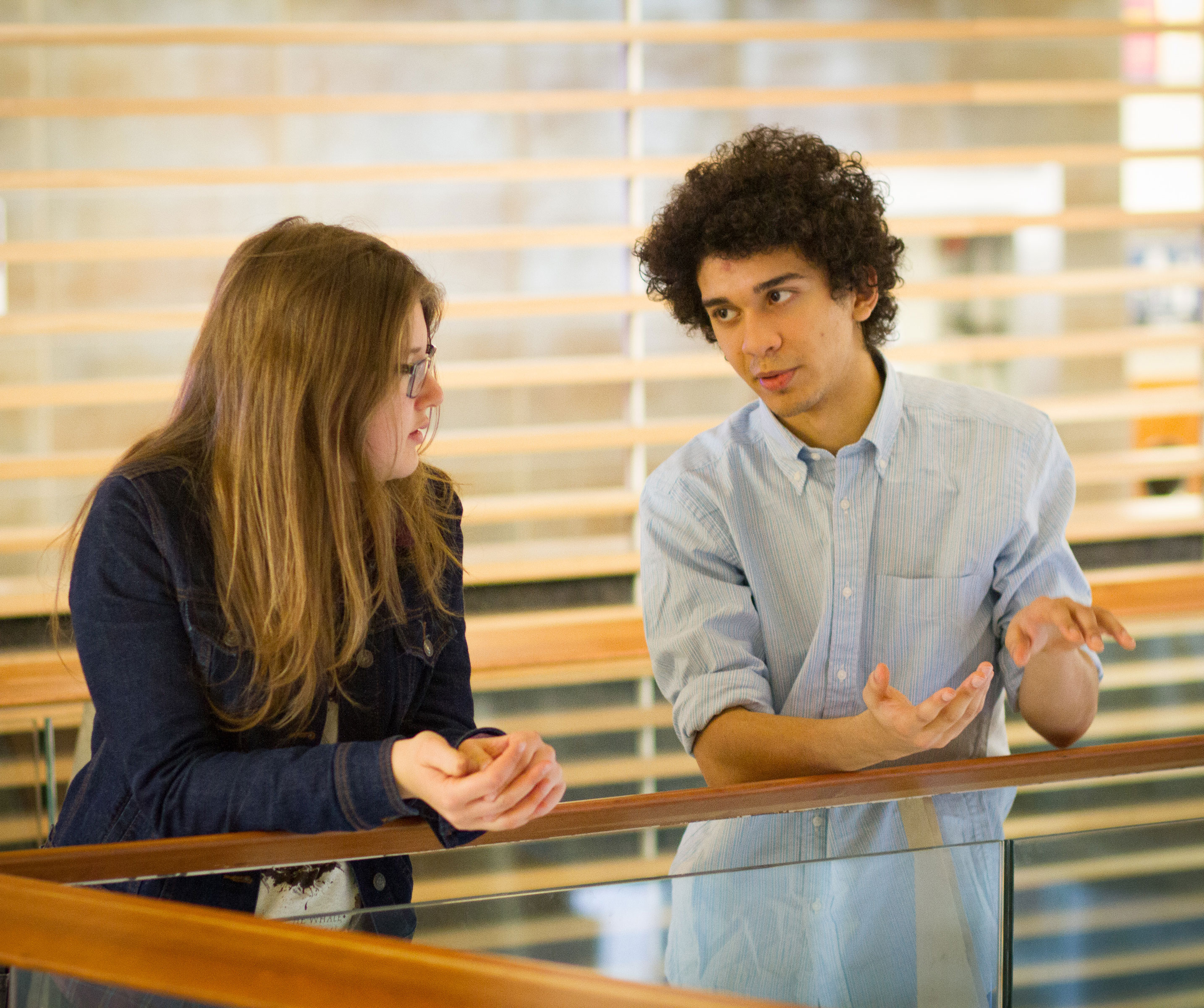 Deux étudiants qui parlent ensemble