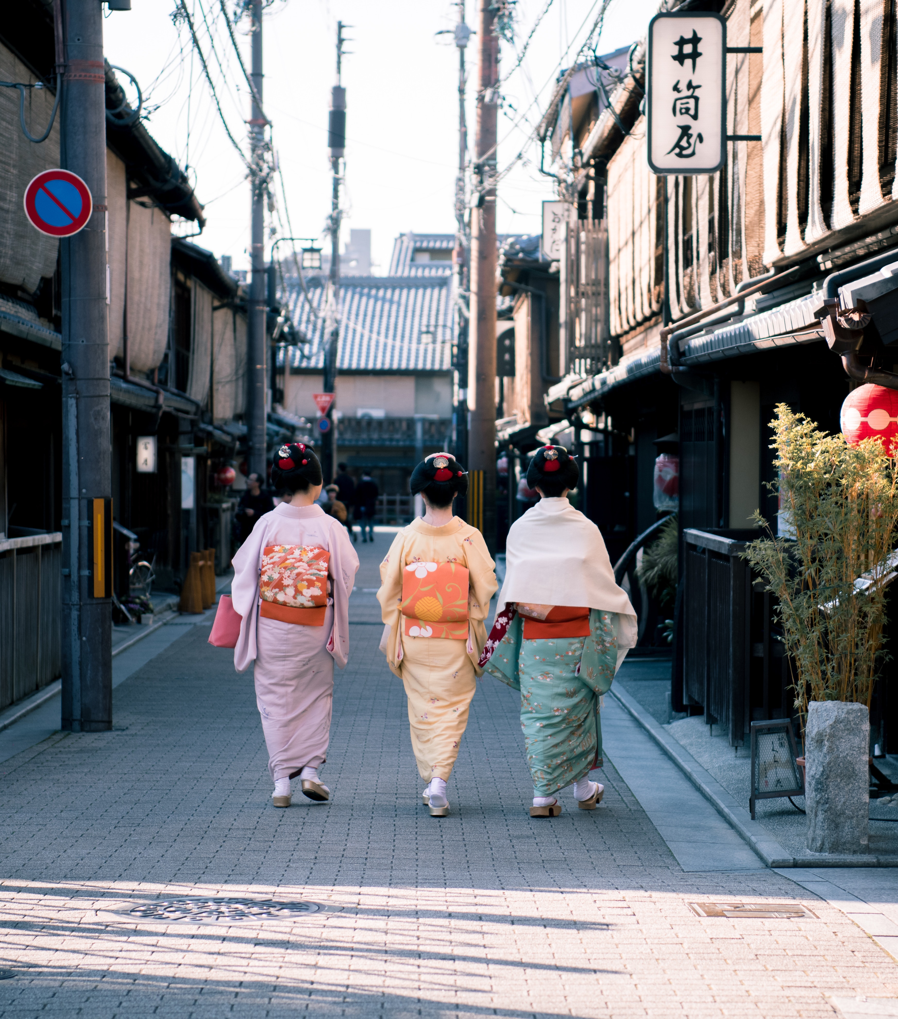 Geisha marchant dans la rue