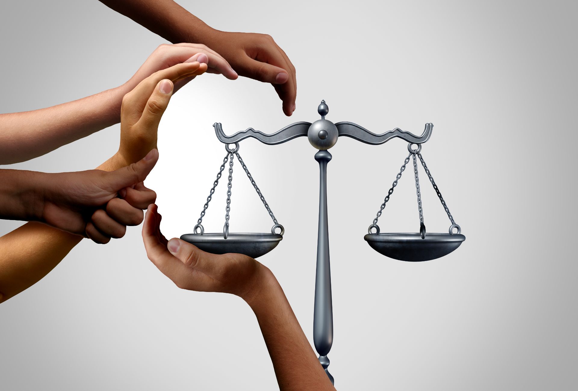 Plusieurs mains de différentes couleurs de peau formant un cadre circulaire autour d'une balance équilibrée, symbolisant la justice, l'unité et l'égalité.
