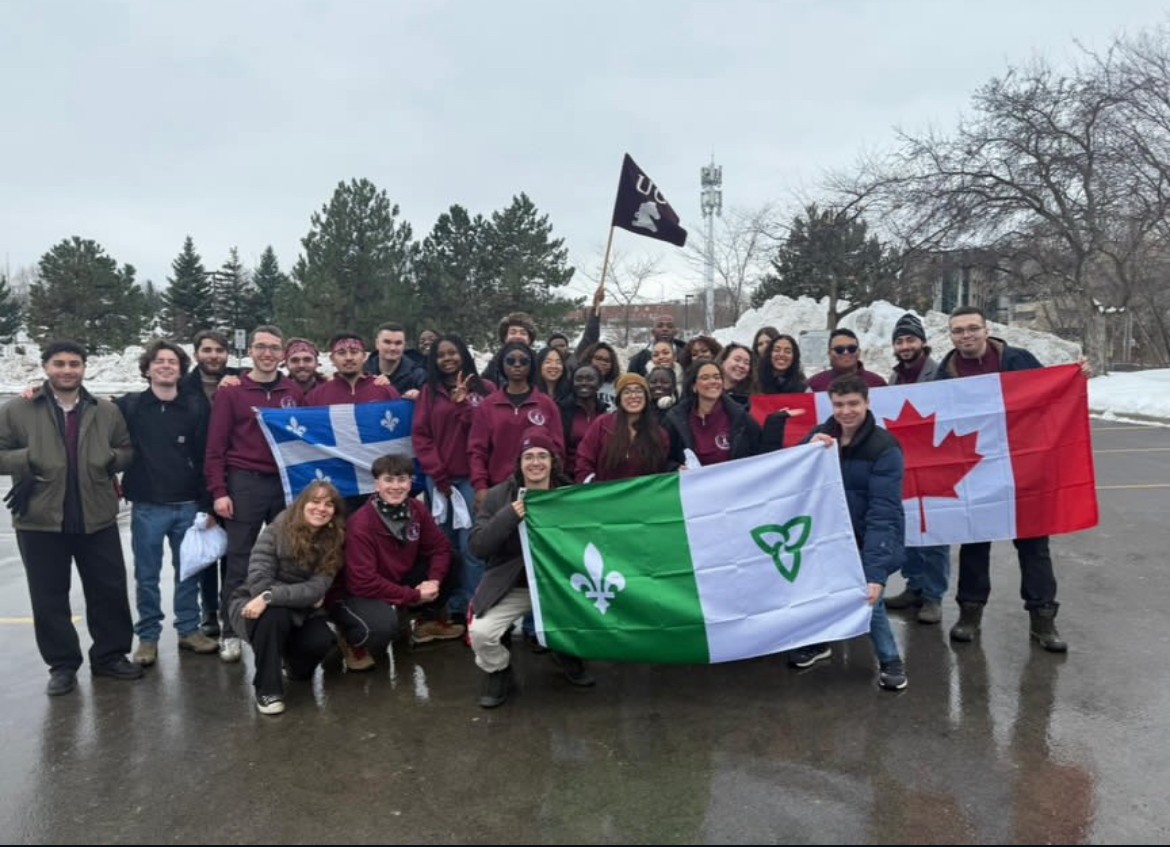 Groupe d'étudiants avec les drapeaux franco-ontarien et canadien