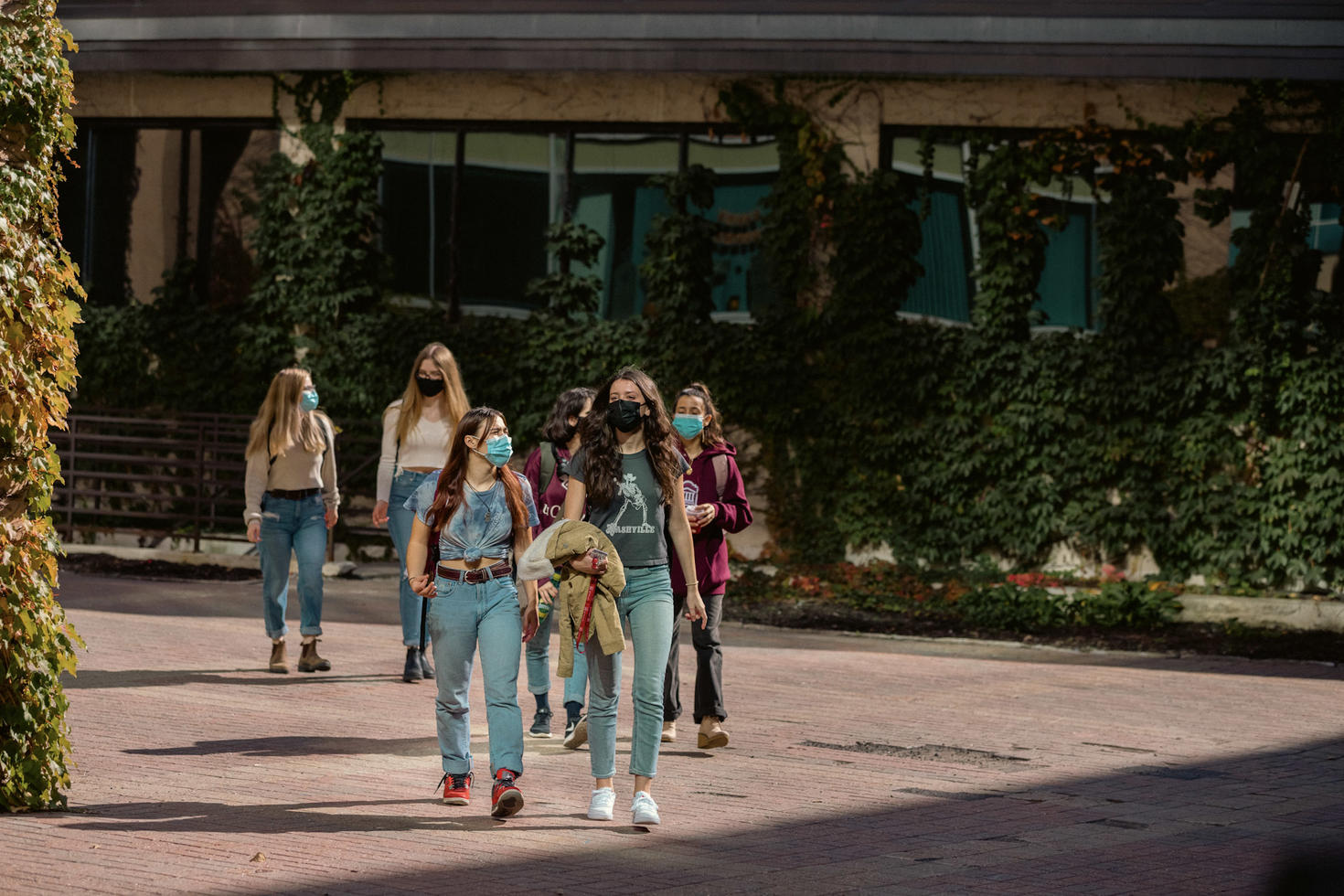 Étudiants marchant sur le campus