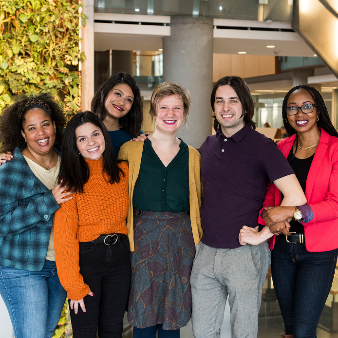 Groupe d'étudiants souriant