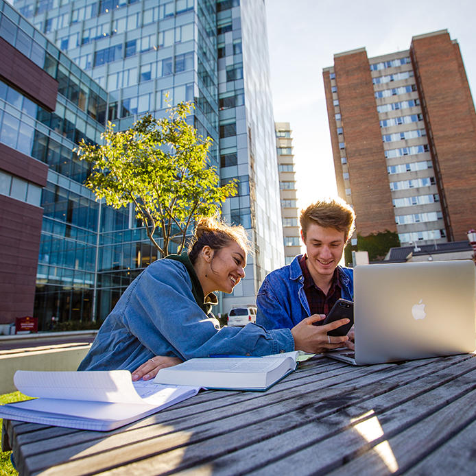 Étudiants travaillant devant la FSS