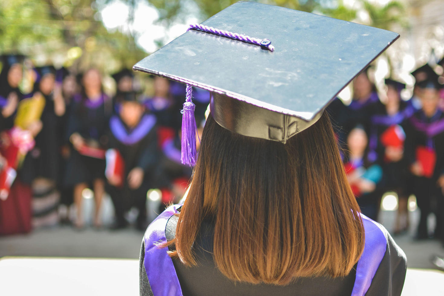 Une étudiante porte une toge et un chapeau de graduation