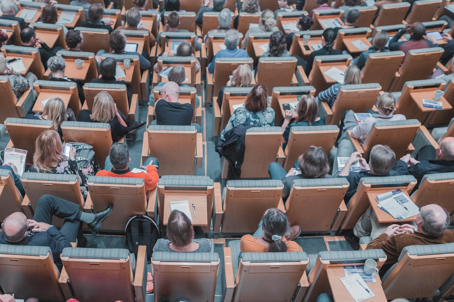 Des personnes dans un auditorium