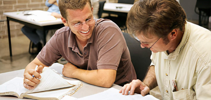 Un étudiant et un professeur travaillant ensemble sur un problème