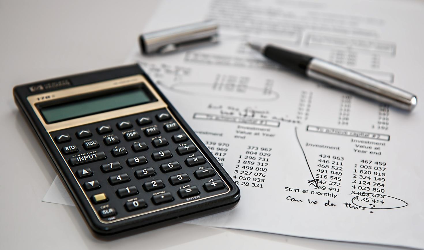 Calculatrice et documents de comptabilité