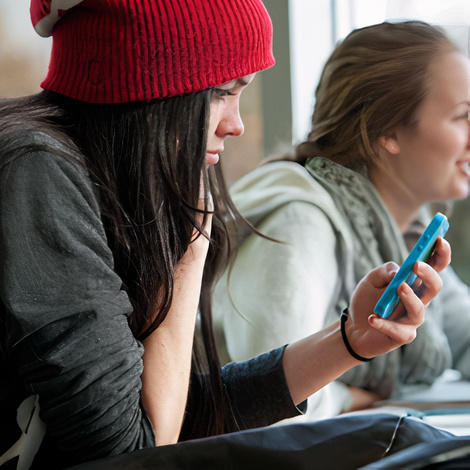 Un étudiant sur son téléphone portable