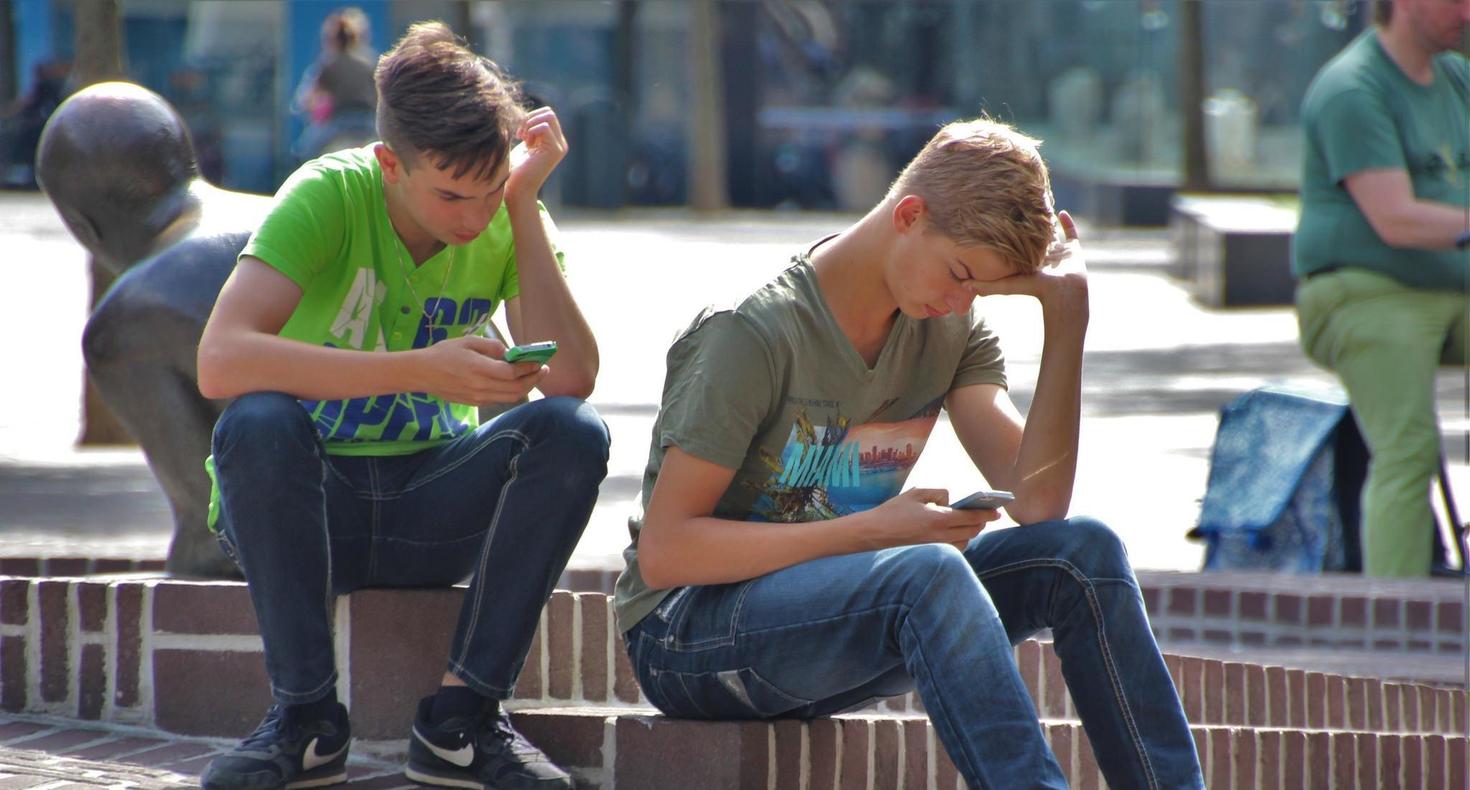 Les étudiants sur les téléphones portables