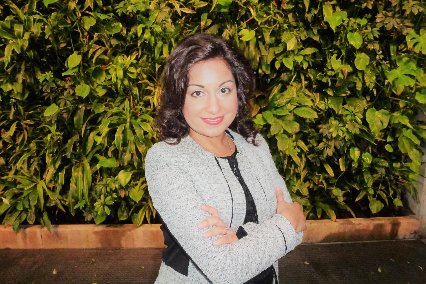 Nafissa Ismail en avant du mur vivant de la Faculté des sciences sociales