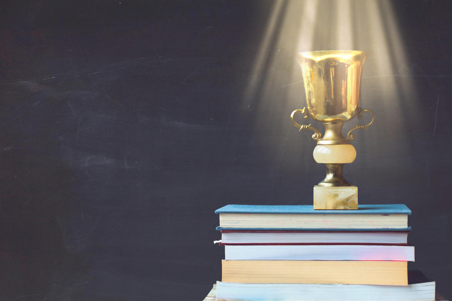 trophée sur les livres 