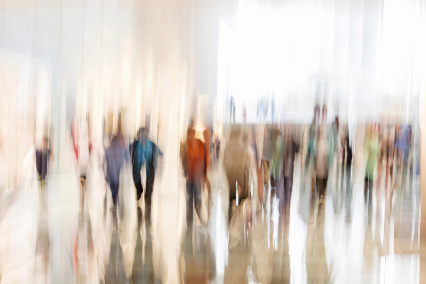 Image floue de plusieurs personnes qui marchent  