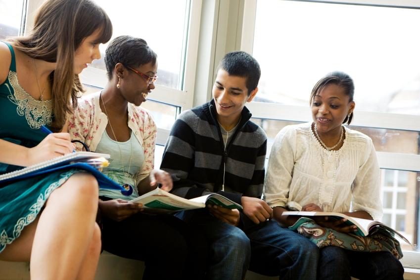 Groupe d'étudiants en discussion