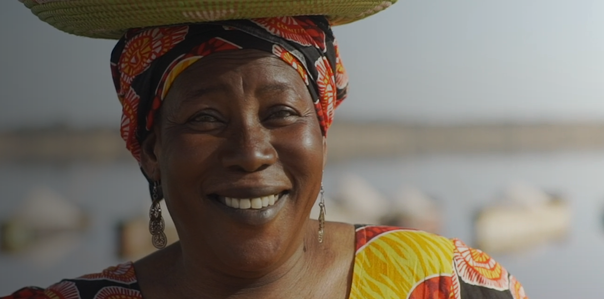 close-up d'une femme srilankaise souriante