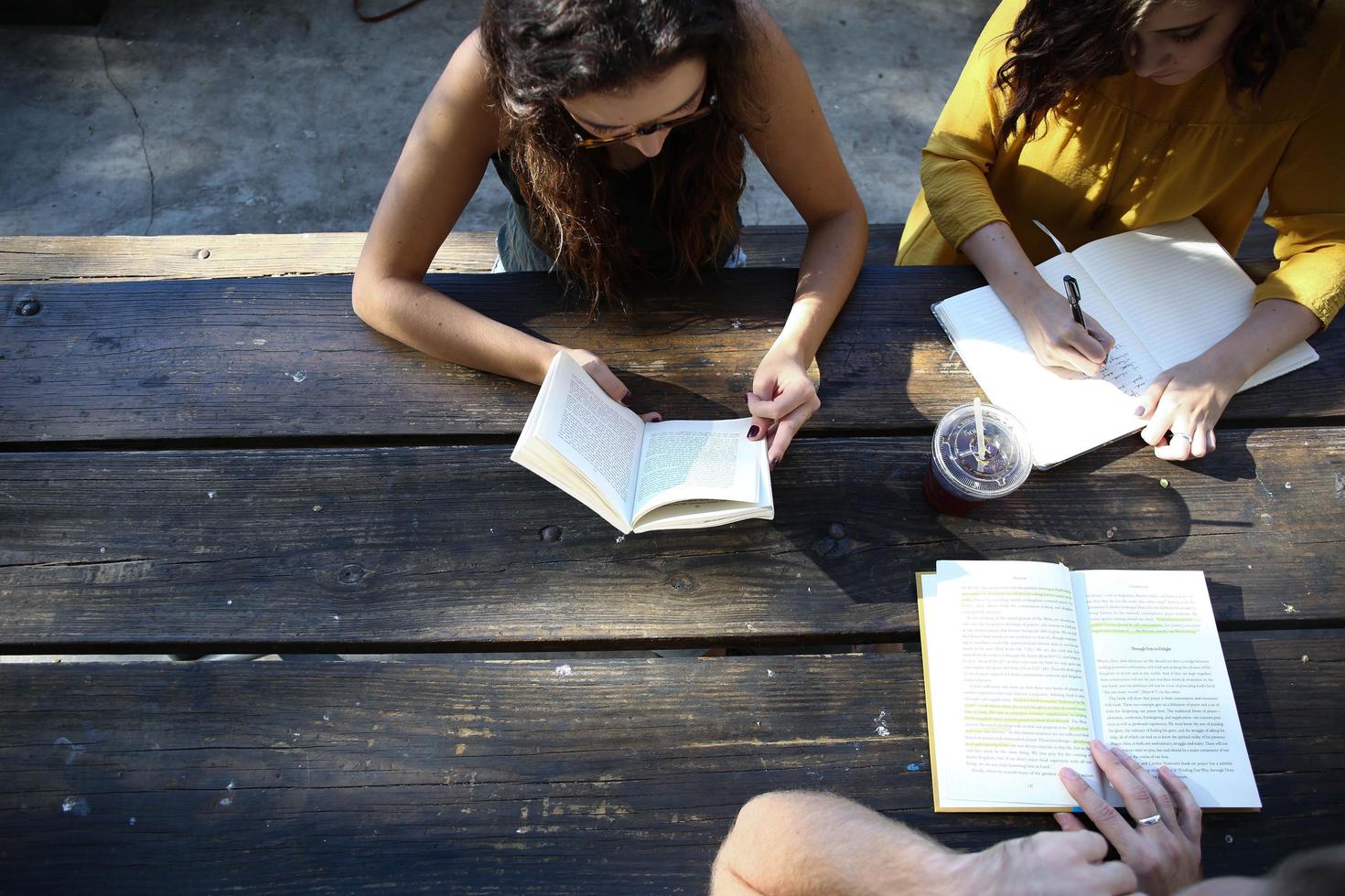 Les étudiants travaillent ensemble