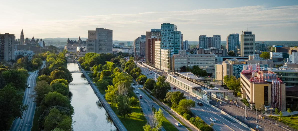 Vue en plongée du campus et du canal.