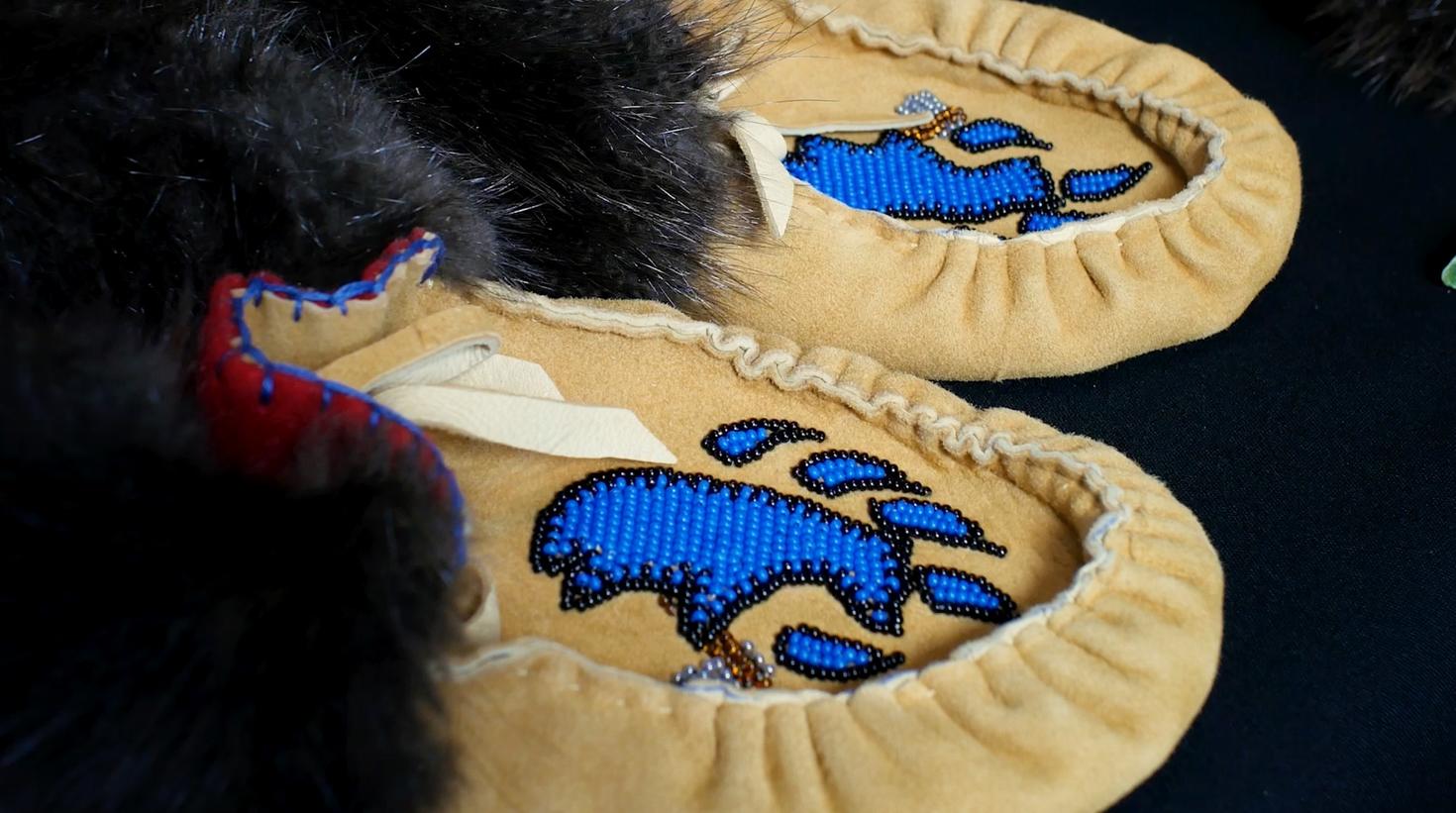 mocassins avec symbole bleu