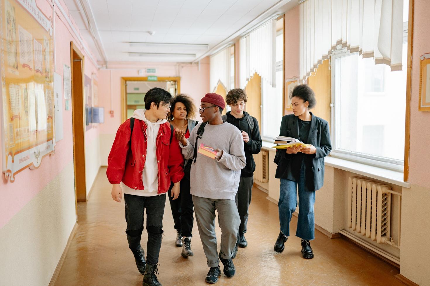 Des étudiants marchant dans un couloir