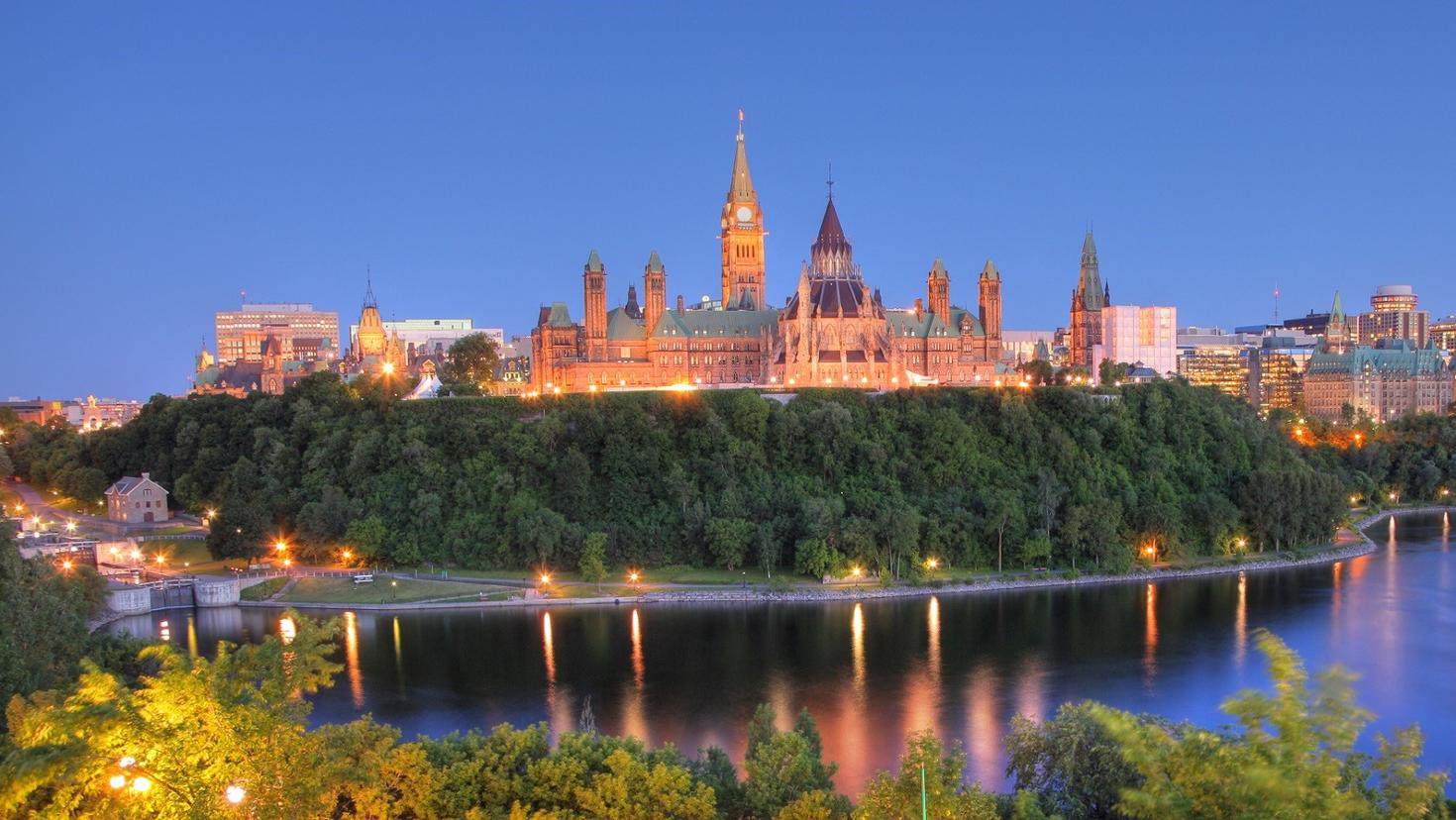 Bâtiments du Parlement la nuit