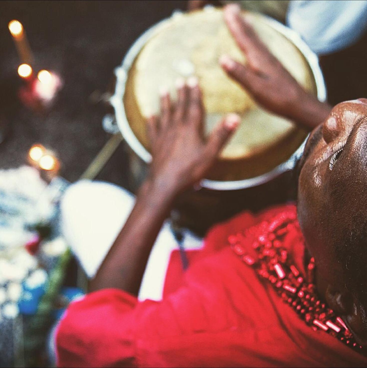 Homme jouant d'un instrument de percussion.