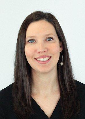 Une photo de Julia Moore sur fond blanc