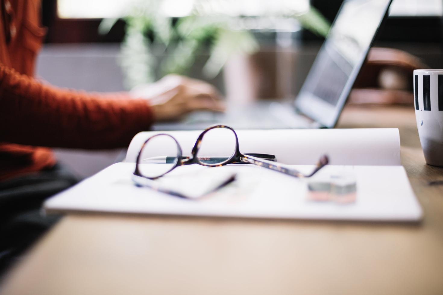 Personne utilisant un ordinateur portable sur un bureau
