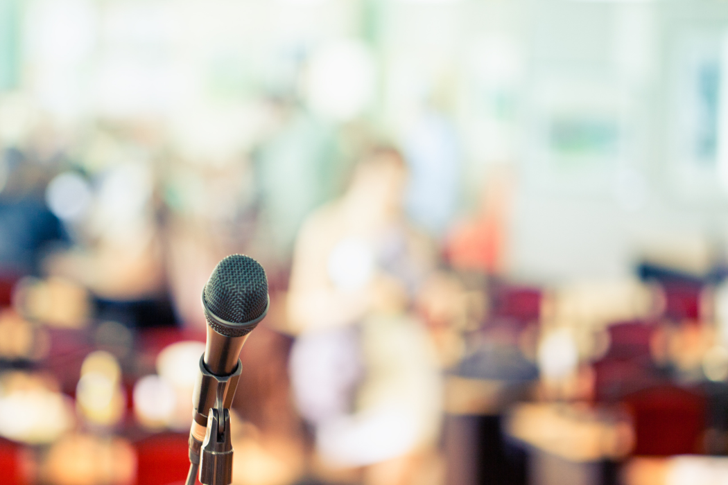 Microphone devant une foule