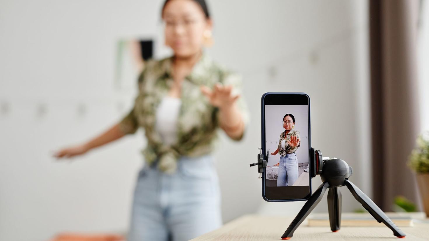 femme qui se filme sur son téléphone intelligent