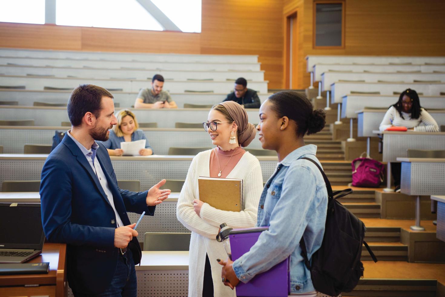 Étudiantes discutant avec leur professeur