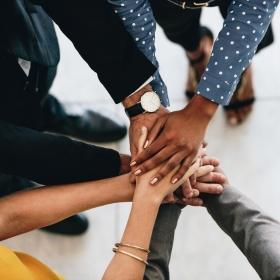 de nombreuses mains se sont réunies au milieu