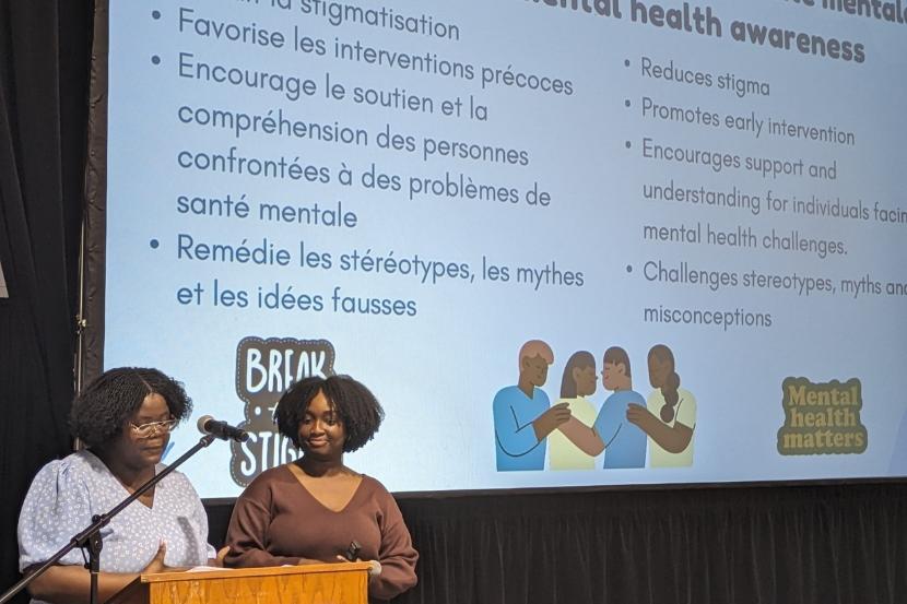 Wina Darius et Grace Jacob, doctorantes en psychologie clinique font une présentation sur l’importance pour les jeunes de se soucier de leur santé mentale, en abordant les mythes et les réalités de la santé mentale et les impacts de la sensibilisation.