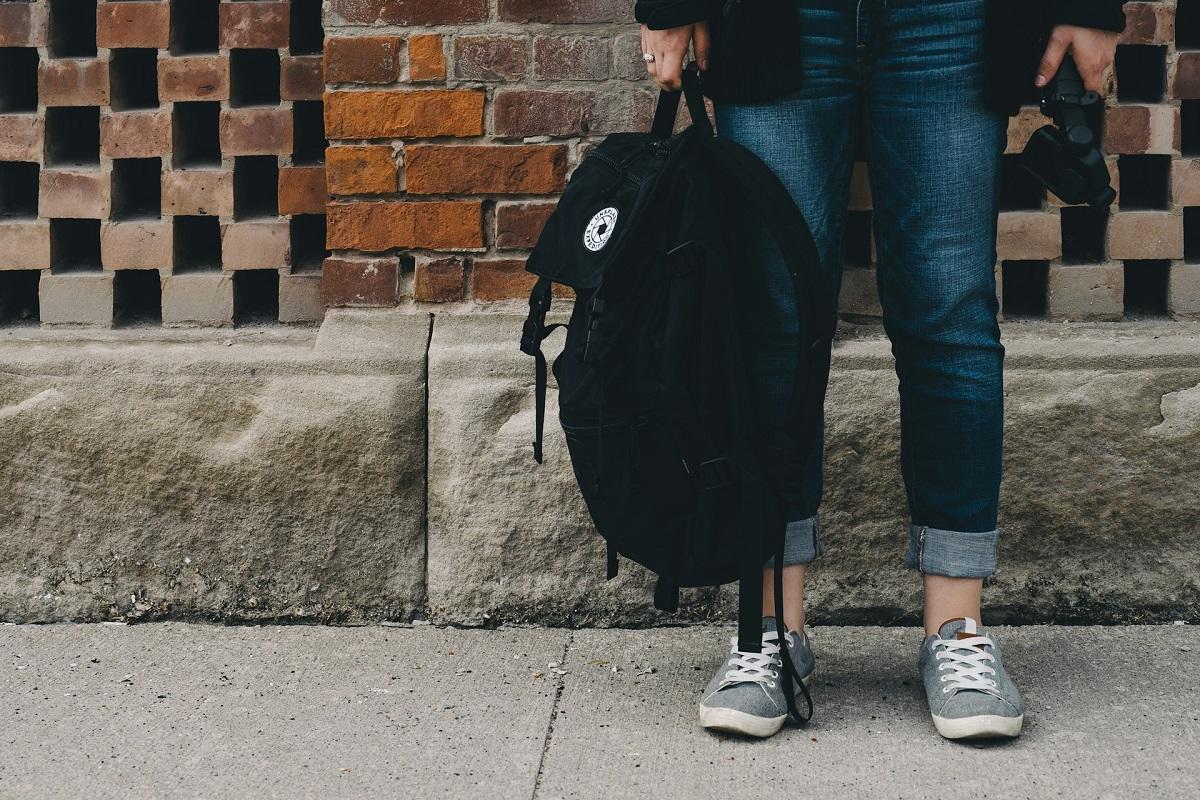 Étudiant avec sac a dos