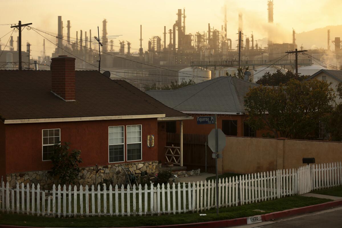 Californie quartier proche d'une raffinerie