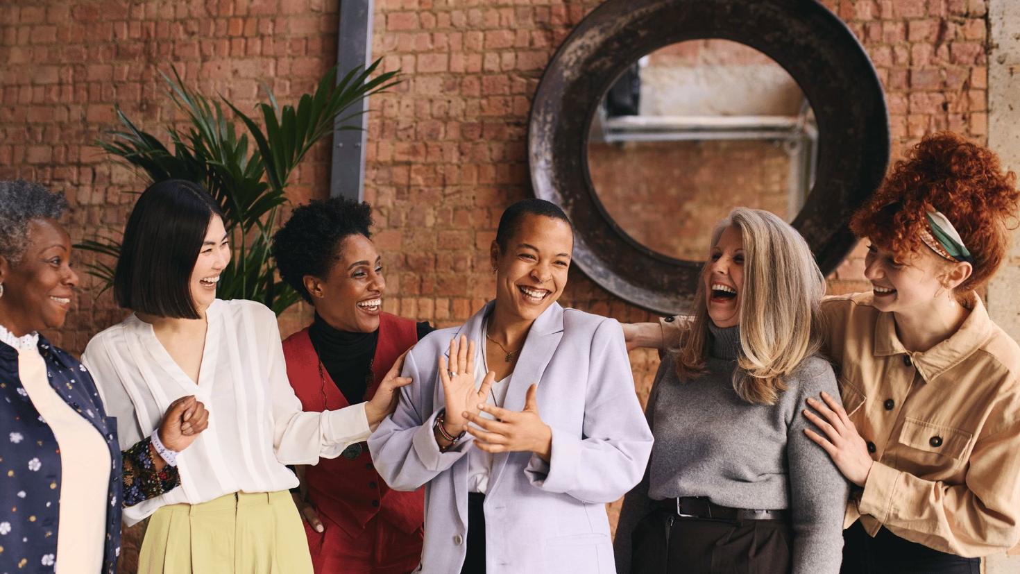 Femmes qui sourient 