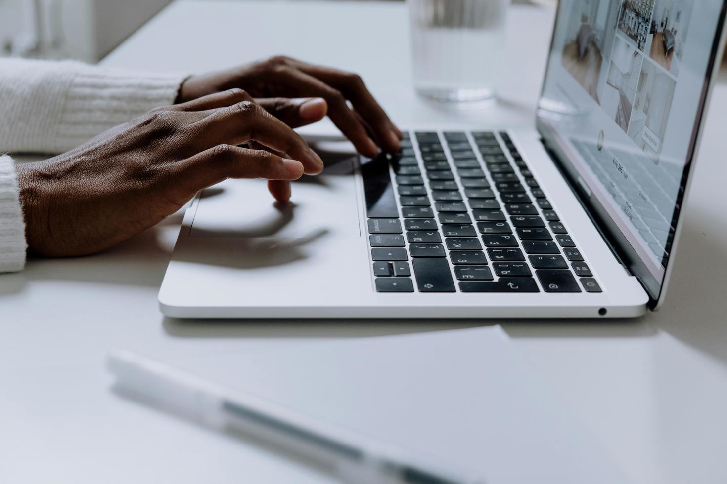 personne écrit à l'aide d'un ordinateur