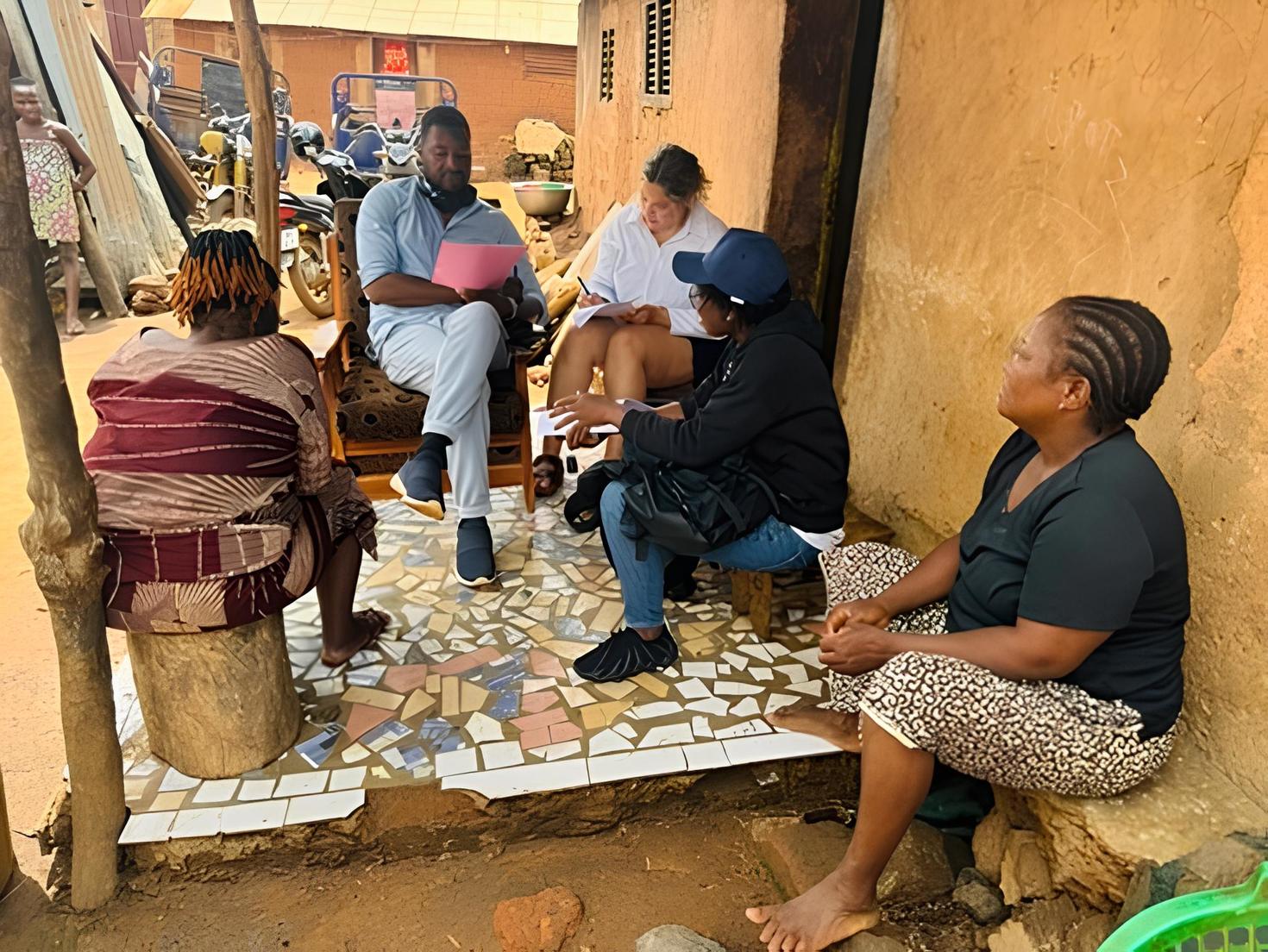 Des femmes africaines étaient assises et avaient une conversation.