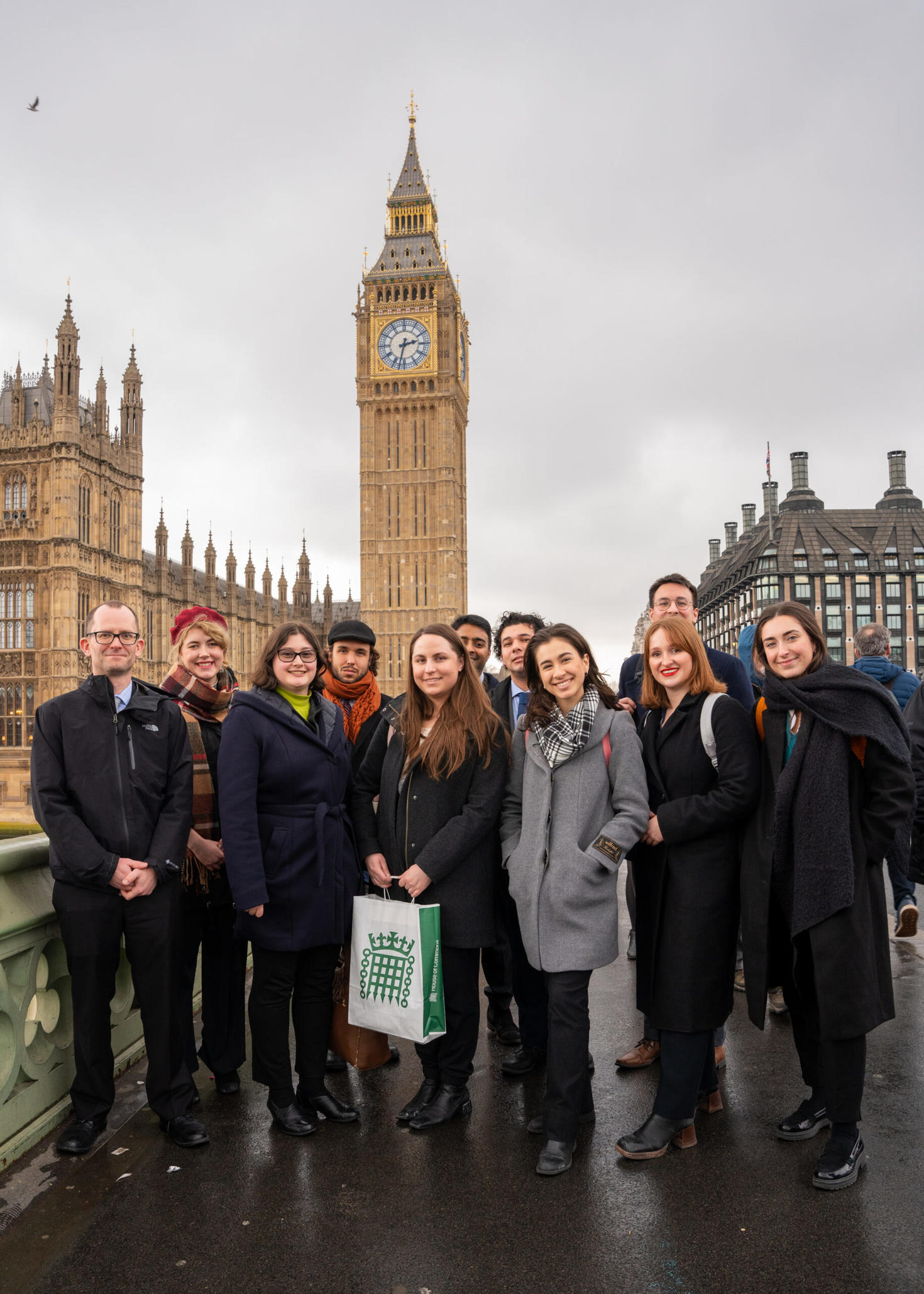 Groupe de stagiaires devant le Parlement