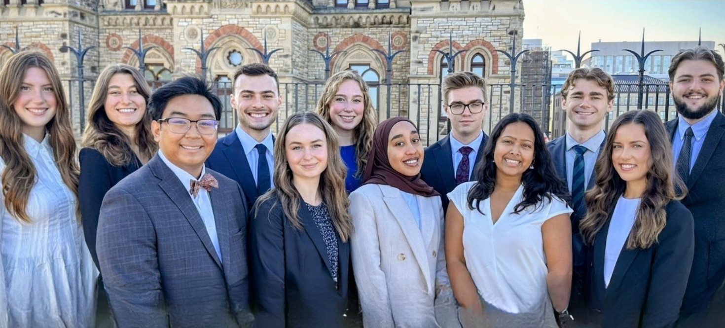 Groupe de stagiaires devant le Parlement