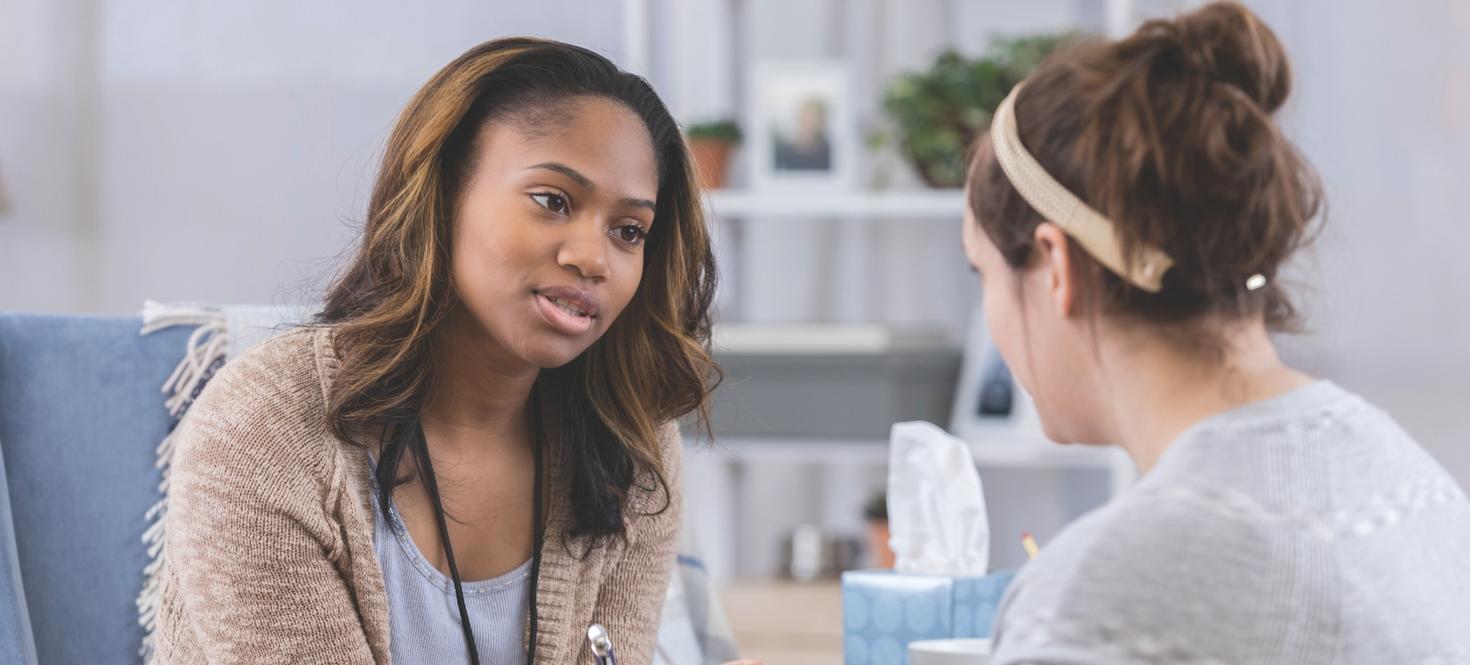 Un étudiant en travail social en stage avec un client.