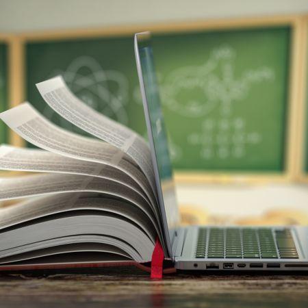 Un ordinateur portable et un livre sur le lieu de travail dans la salle de la bibliothèque