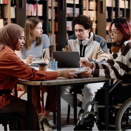 Jeunes adultes discutent d'un projet ensemble